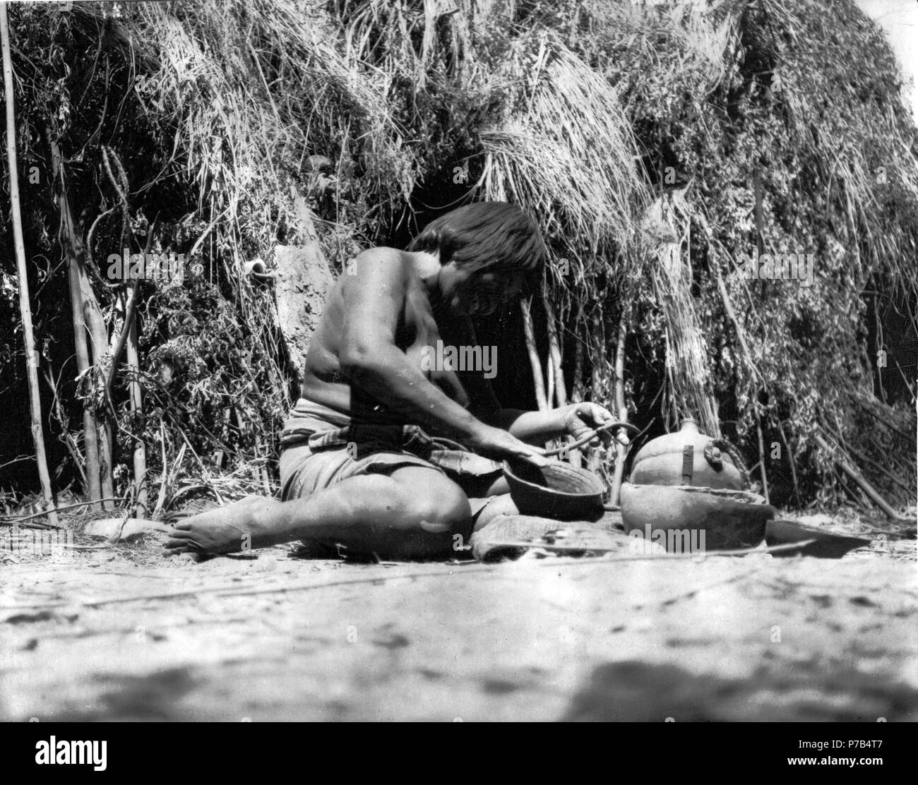 26 Choroti; ett Kvinna, tillverkande lerkärl. färdiga kärl. Gran Chaco. Bolivien - SMVK - 004788 Stockfoto