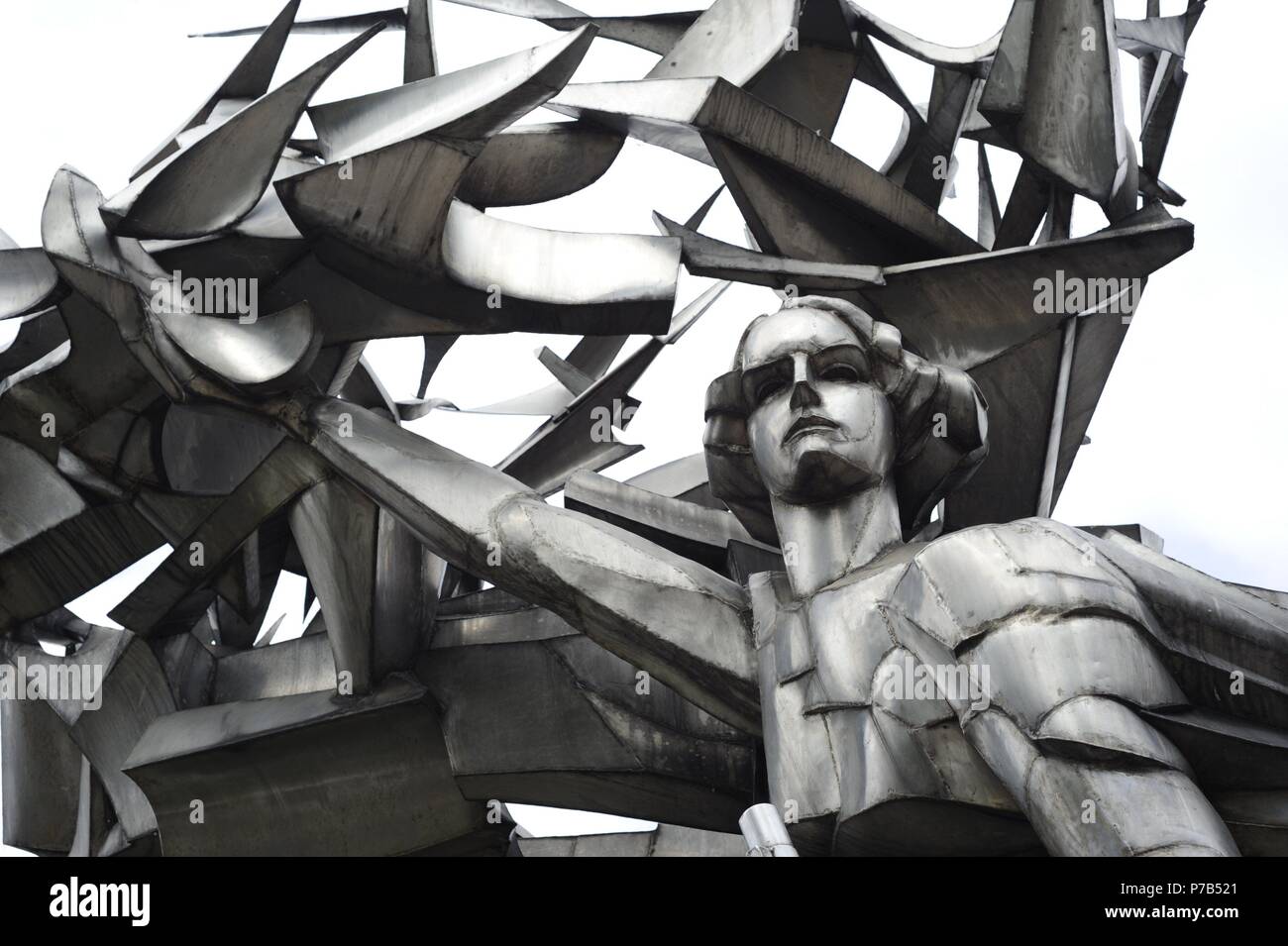 Polen. Danzig. Denkmal der Verteidigung der Polnischen Post in Danzig (Gdansk). Entworfen von wincenty Kucma stellt eine sterbende Polnische Post Mitarbeiter übergeben ein Gewehr von Nike ein wenig zu spät. Detail. Stockfoto