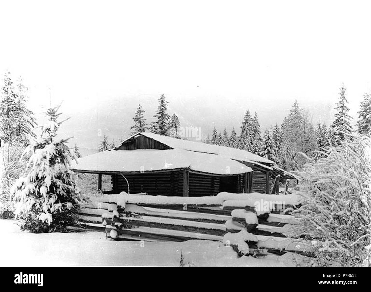 . Englisch: Sales Homestead im Winter, Parkland, Washington, Ca. 1906. Englisch: Nicht im gleichen Gebäude wie in Barnes 2063. Auf der Hülse der Negativen: Umsatz Gehöft in den Schnee. Alte Holzhaus mit split Schiene Zaun im Winter. Themen (LCTGM): Homesteading - Washington (State) - parklandschaft; Log Cabins - Washington (State) - parklandschaft; Wohnungen - Washington (State) - parklandschaft; Schnee - Washington (State) - parklandschaft; Zäune - Washington (State) - Parkland Themen (LCSH): Parkland (Washington) - Gebäude, Strukturen, etc. ca. 1906 75 Vertrieb Homestead im Winter, Parkland, Washington, ca 1906 (BAR111) Stockfoto