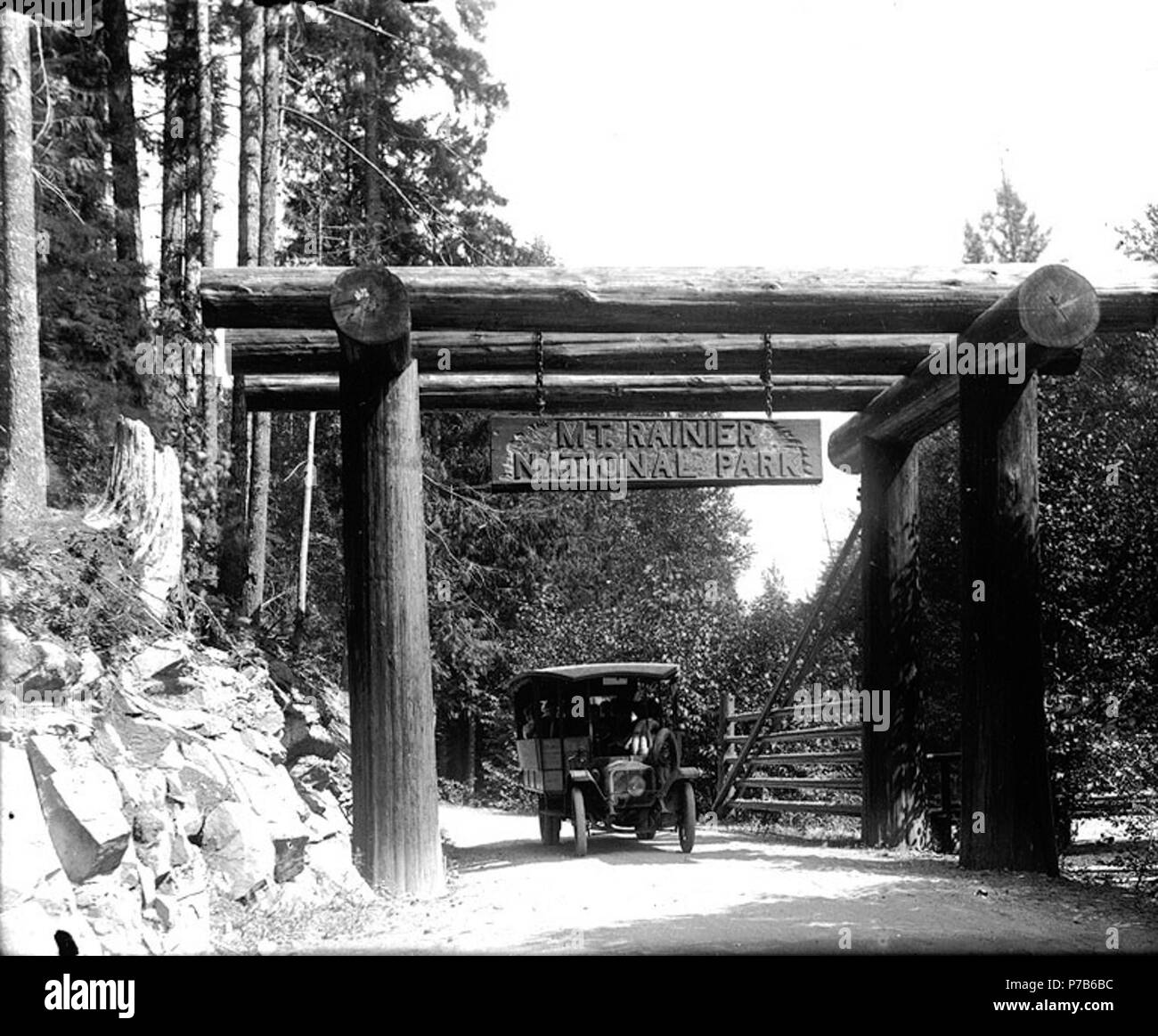 . Englisch: Sightseeing Bus an der Nisqually Eingang Tor, Mount Rainier National Park, Washington, Ca. 1918. Englisch: Auf der Hülse der Negativen: Mt. Tacoma National Park. Eingang. Bus durch Subjekte (LCTGM): Gates - Washington (State) - Mount Rainier National Park Themen (LCSH): Mount Rainier National Park (Washington); Tour Busse - Washington (State) - Mount Rainier National Park. ca. 1918 76 Sightseeing Bus an den Nisqually Eingang Tor, Mount Rainier National Park, Washington, ca 1918 (BAR158) Stockfoto