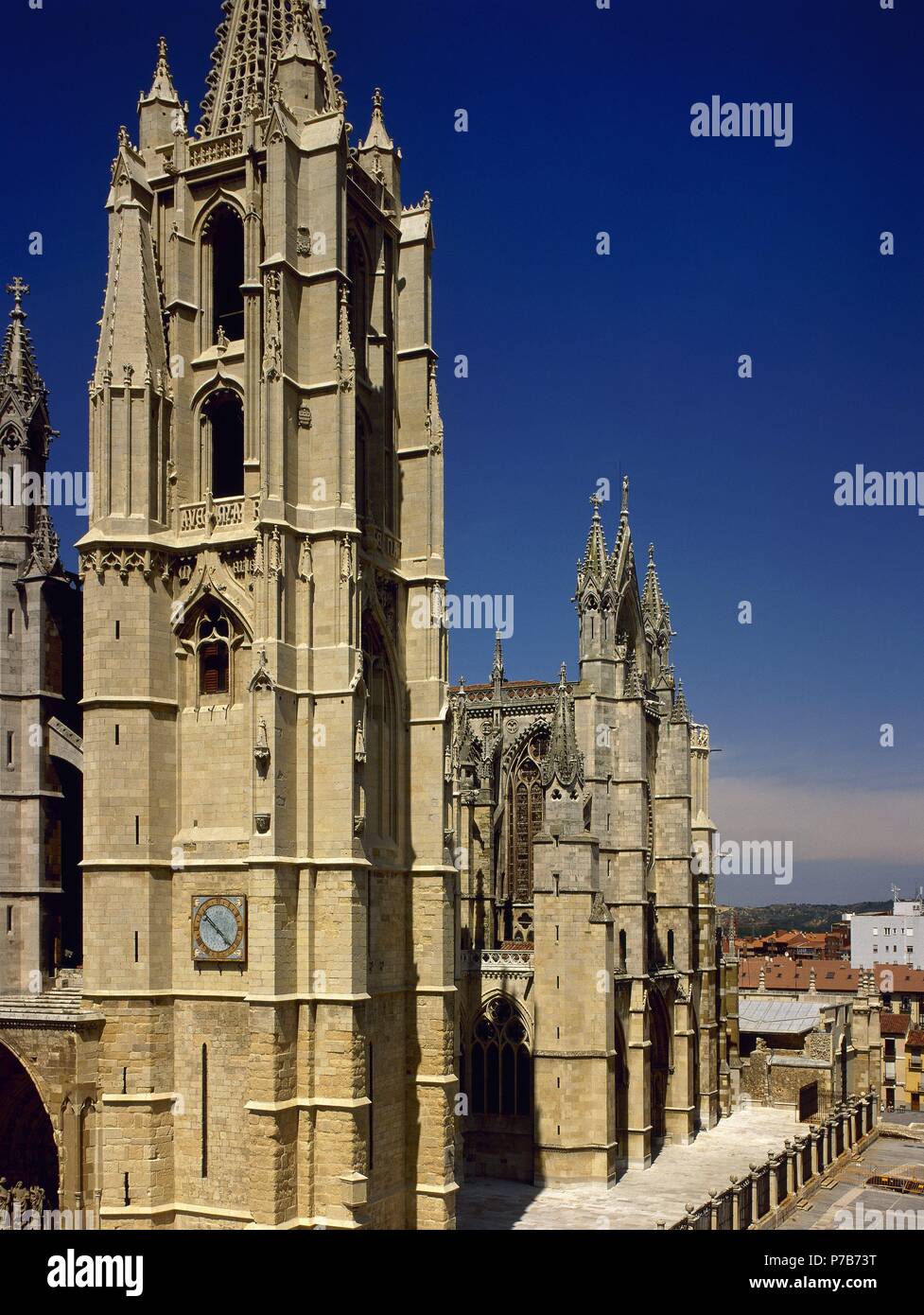 Spanien. Leon. Kathedrale Santa María de Regla. 1205 auf Initiative von Bischof Manrique de Lara. Die Arbeiten wurden zu Beginn des 14. Jahrhunderts abgeschlossen. Fassade mit dem Clock Tower, in den Vordergrund. Stockfoto