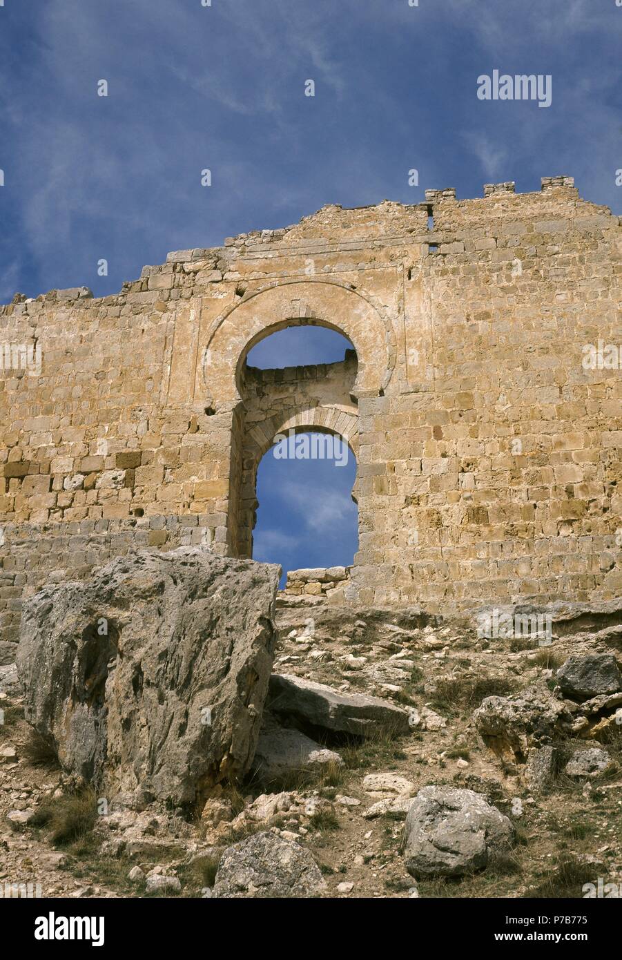 Spanien. Schloss von Osma. Von den Muslimen im 9. Jahrhundert gebaut. Blick auf den Haupteingang mit horsehoe Arch. Der Provinz Soria. Kastilien und Leon. Stockfoto