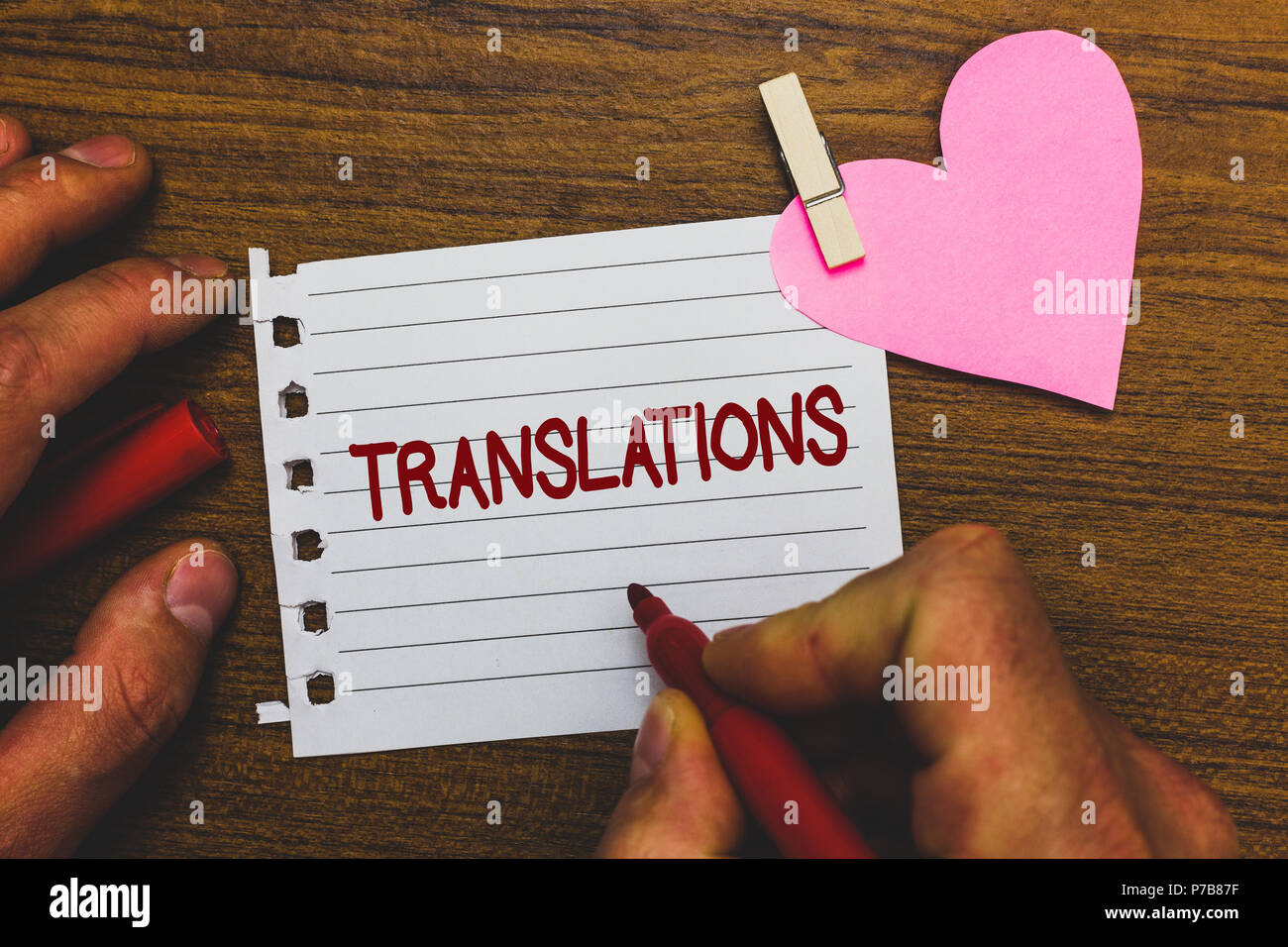 Schreiben Hinweis Übersicht Übersetzungen. Business foto Präsentation Schriftliche oder gedruckte Prozess der Wörter übersetzen Text Voice Pitch Büroklammer papercl Stockfoto