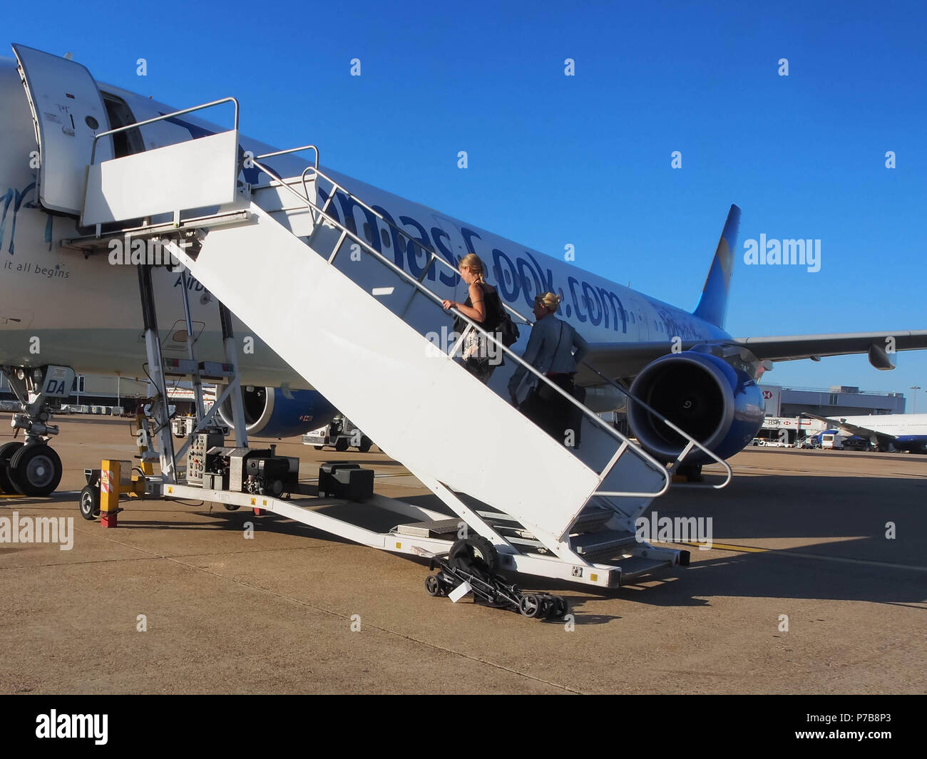 Zwei Passagiere Treppen steigen, an Bord ein Thomas Cook Airlines Airbus 321. Stockfoto