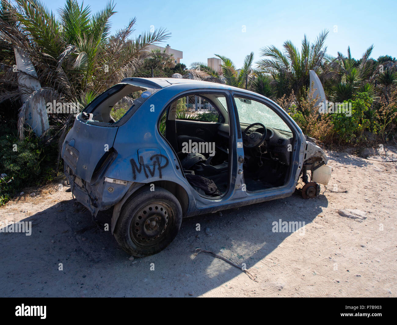 Eine verlassene und aus dem Auto auf Ödland verbrannt Stockfoto