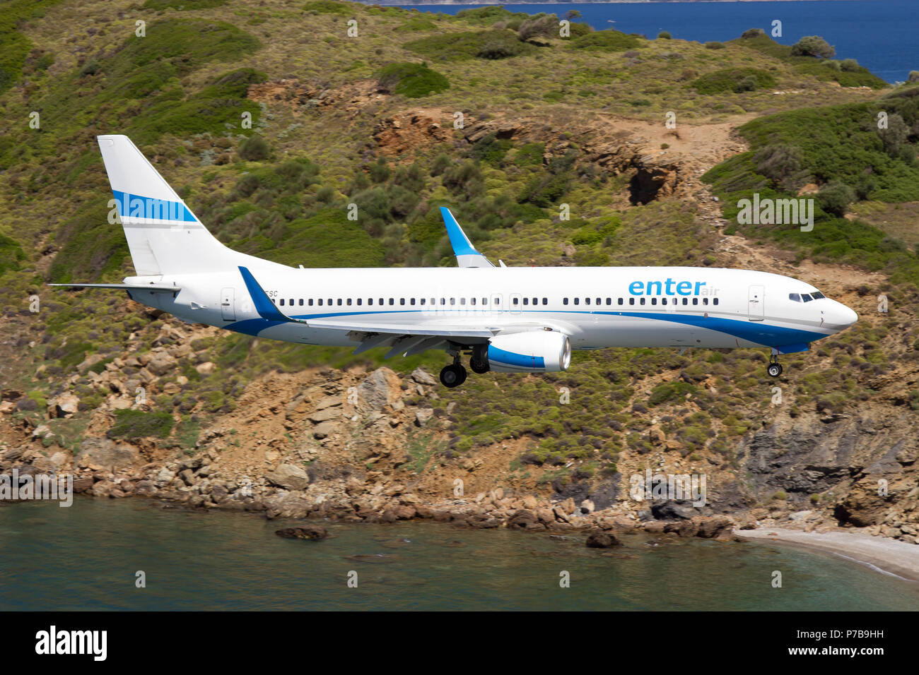 Geben Sie eine polnische Fluggesellschaft Air Boeing 737-800 hier gesehen einige Sekunden vor Berühren Sie Flughafen Skiathos bei einer Last von Englische Urlauber Stockfoto