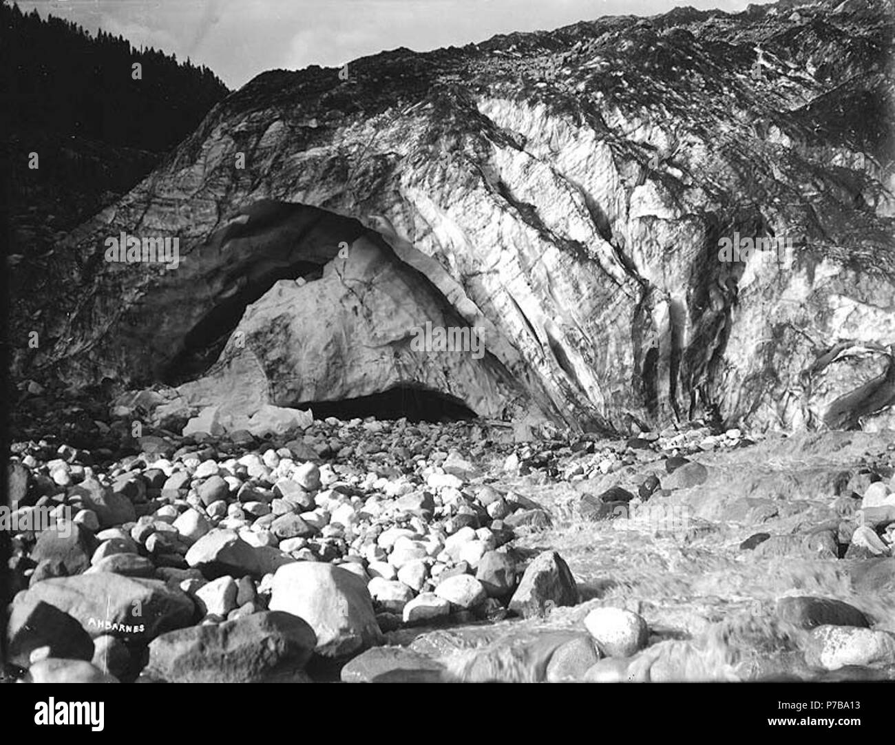 . Englisch: Eishöhle bei Nisqually Gletscher, Mount Rainier National Park, Washington, Ca. 1907. Englisch: Themen (LCTGM): Gletscher - Washington (State) - Mount Rainier National Park Themen (LCSH): Eishöhlen - Washington (State) - Mount Rainier National Park; Nisqually Gletscher (Washington); Mount Rainier National Park (Washington). ca. 1907 45 Eishöhle bei Nisqually Gletscher, Mount Rainier National Park, Washington, ca 1907 (BAR182) Stockfoto