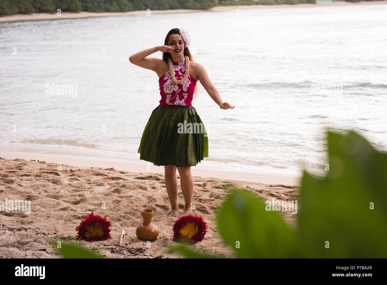 Hawaii Hula Tänzer im Kostüm tanzen Stockfoto