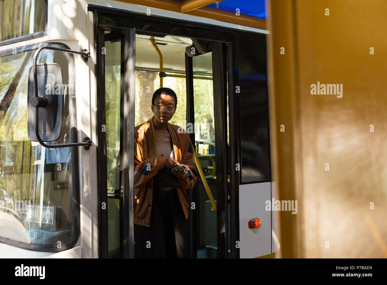 Frau raus aus dem Bus Stockfoto