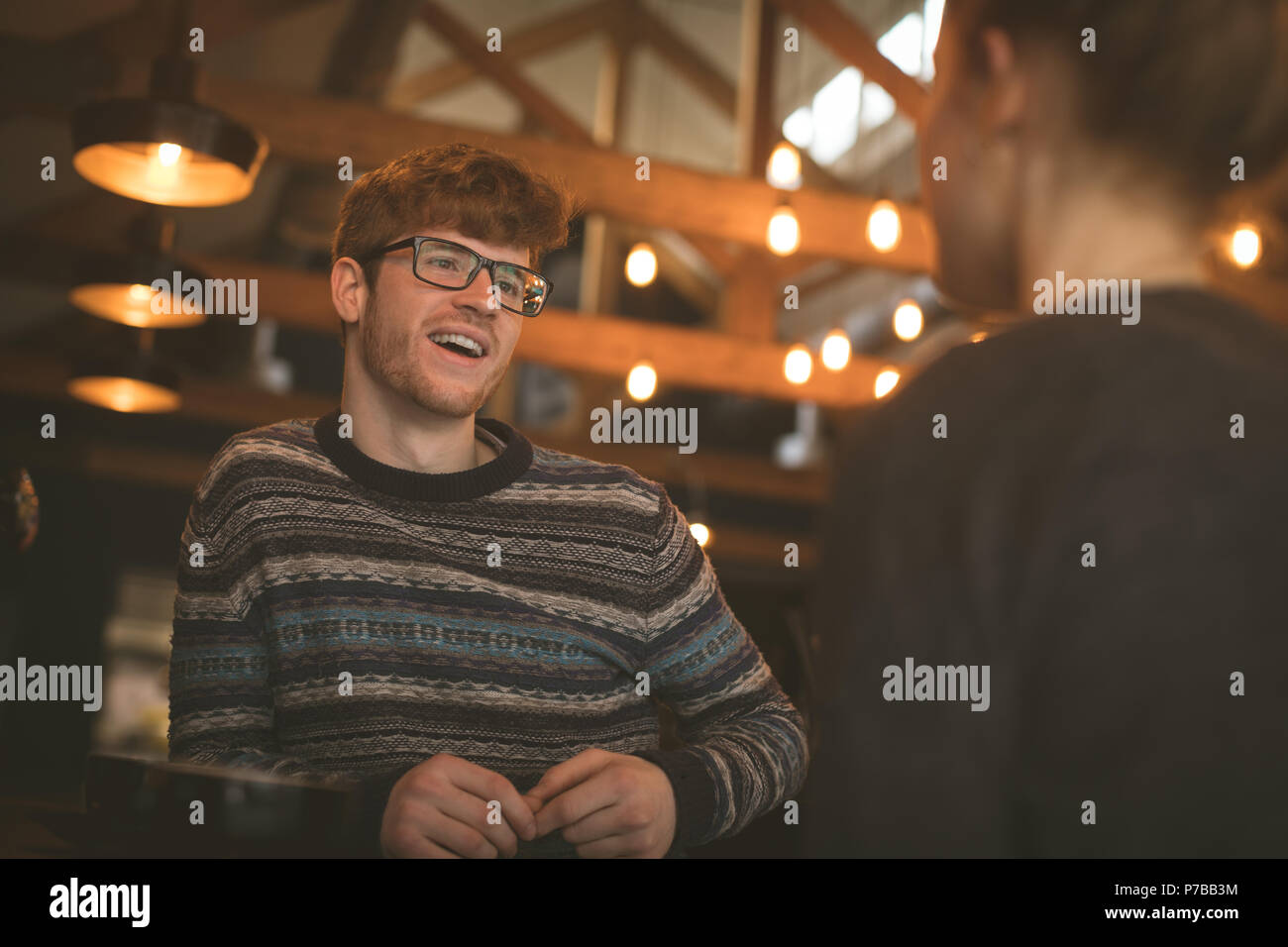 Paare, die miteinander sprechen, an der Theke Stockfoto