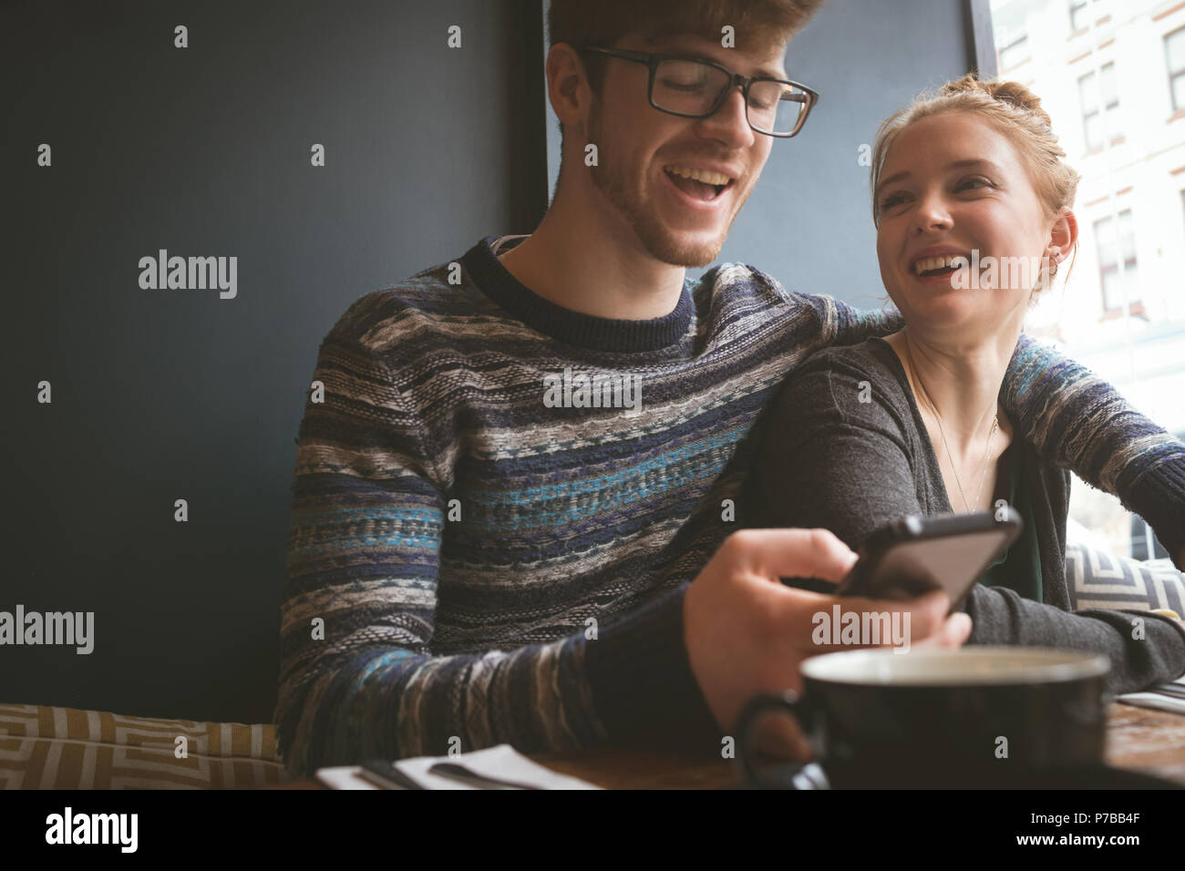 Paar mit Handy im Cafe Stockfoto
