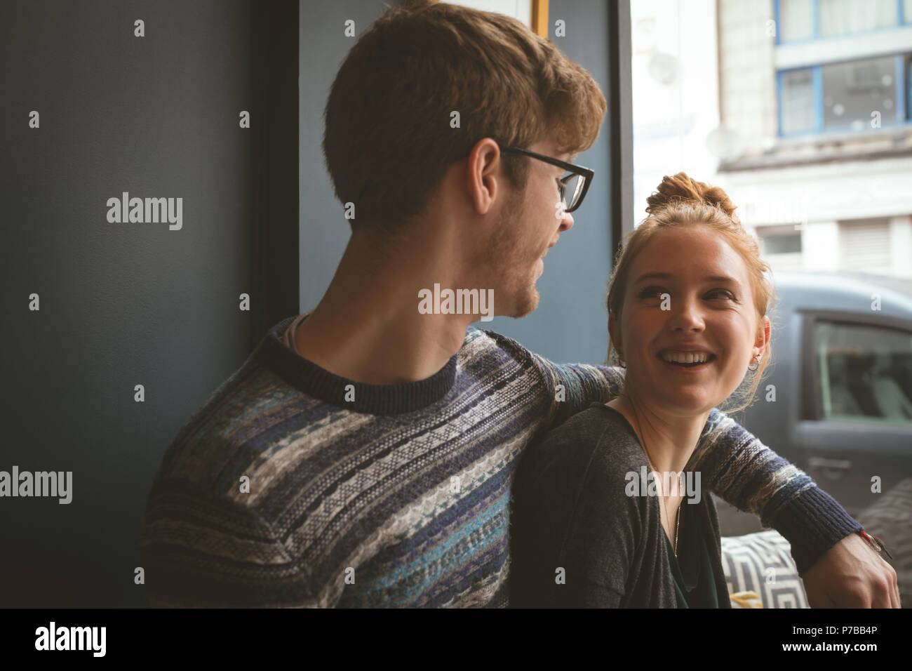 Paare, die miteinander sprechen, im Cafe Stockfoto