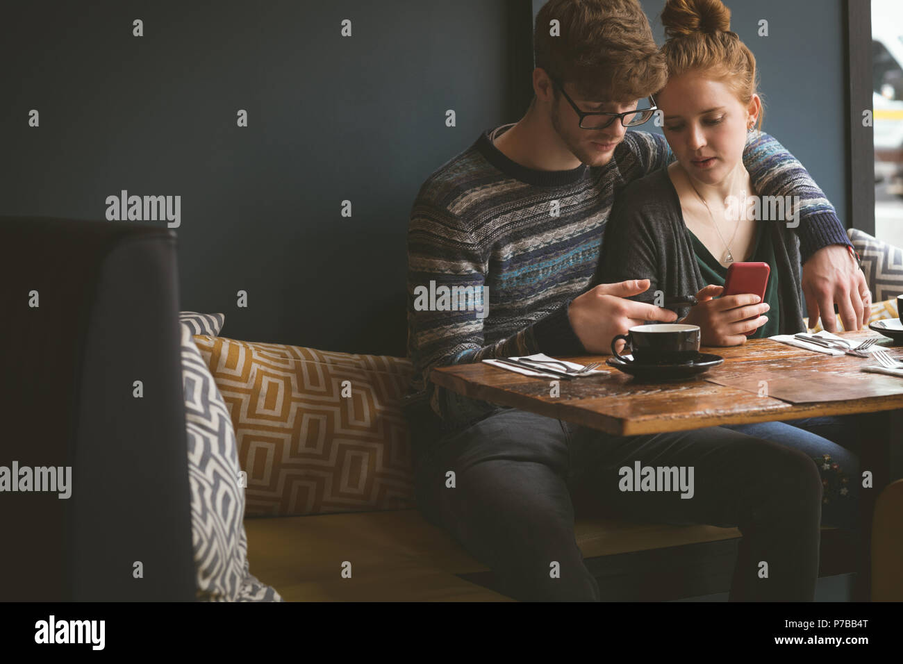 Paar mit Handys im Cafe Stockfoto