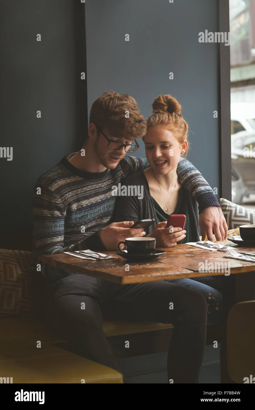 Paar mit Handys im Cafe Stockfoto