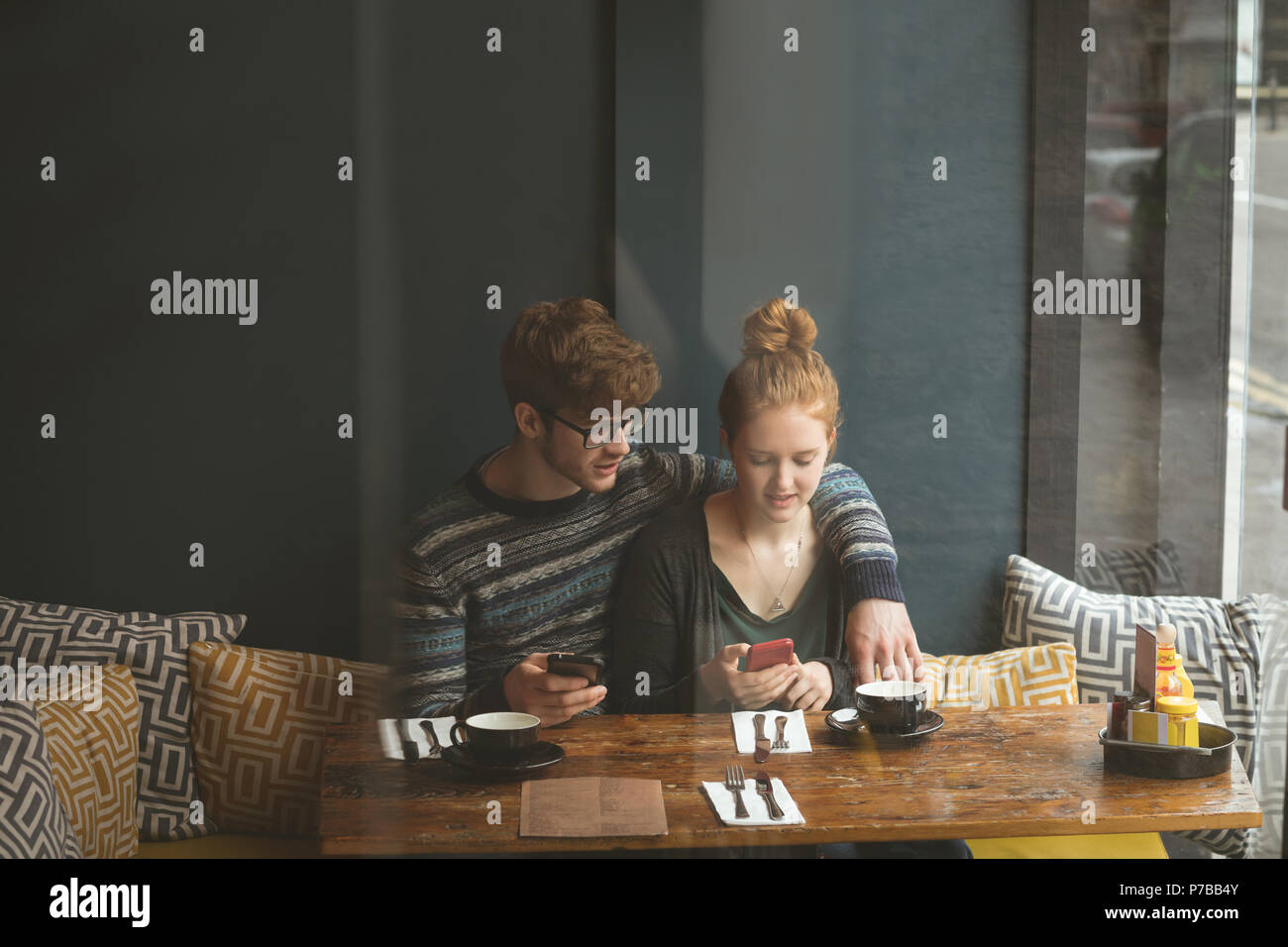 Paar mit Handys im Cafe Stockfoto