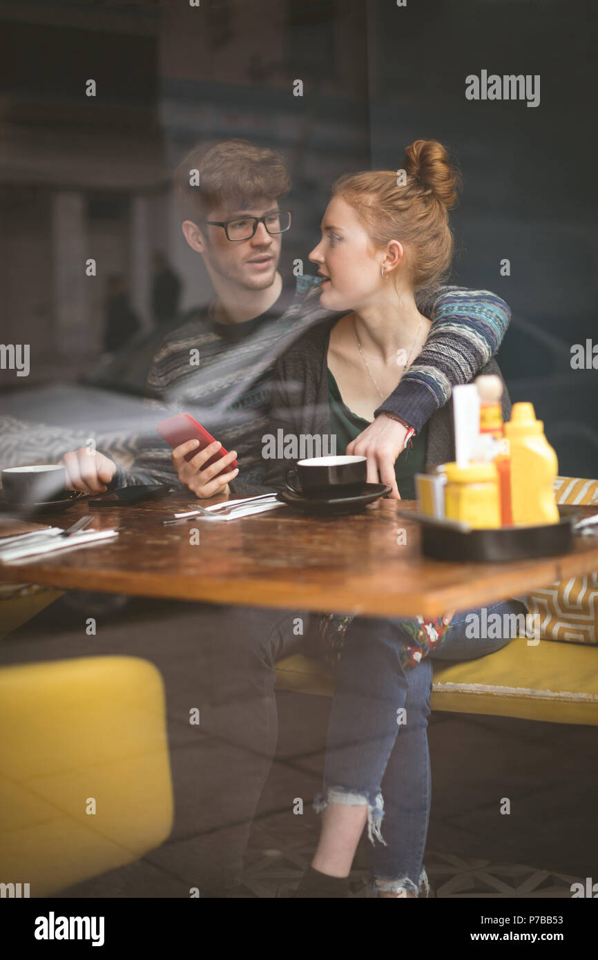 Paare, die miteinander sprechen, im Cafe Stockfoto