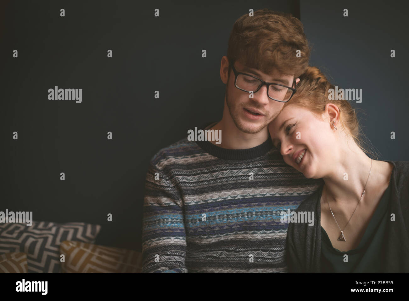 Paar einander umarmen im Cafe Stockfoto