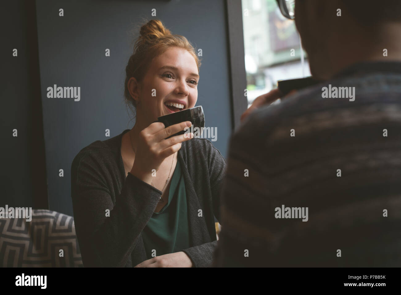 Lächelndes Paar Kaffee im Cafe Stockfoto