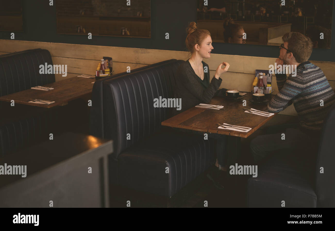 Paare, die miteinander sprechen, im Restaurant Stockfoto