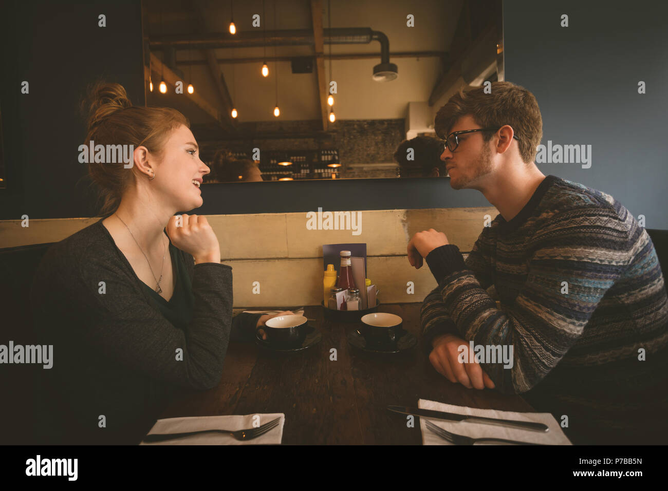 Paare, die miteinander sprechen, im Restaurant Stockfoto