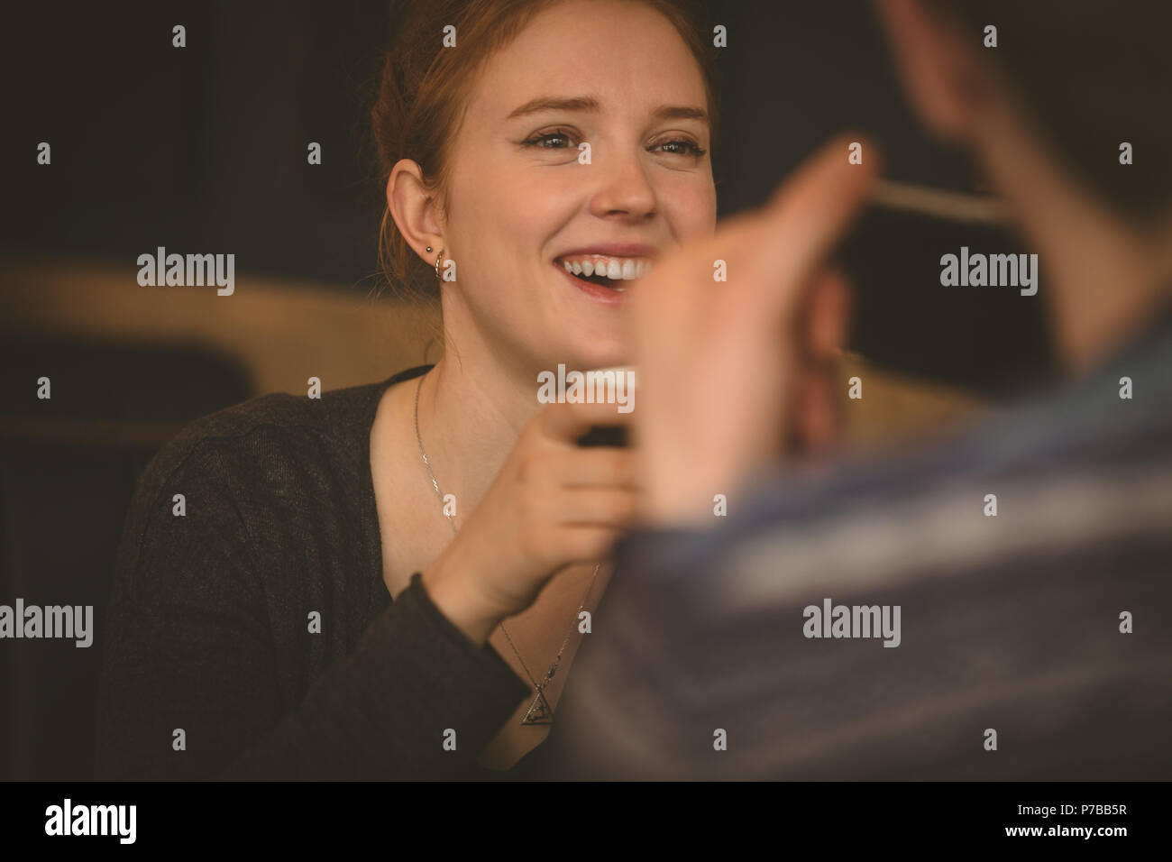 Lächelnde Paare miteinander sprechen, im Restaurant Stockfoto