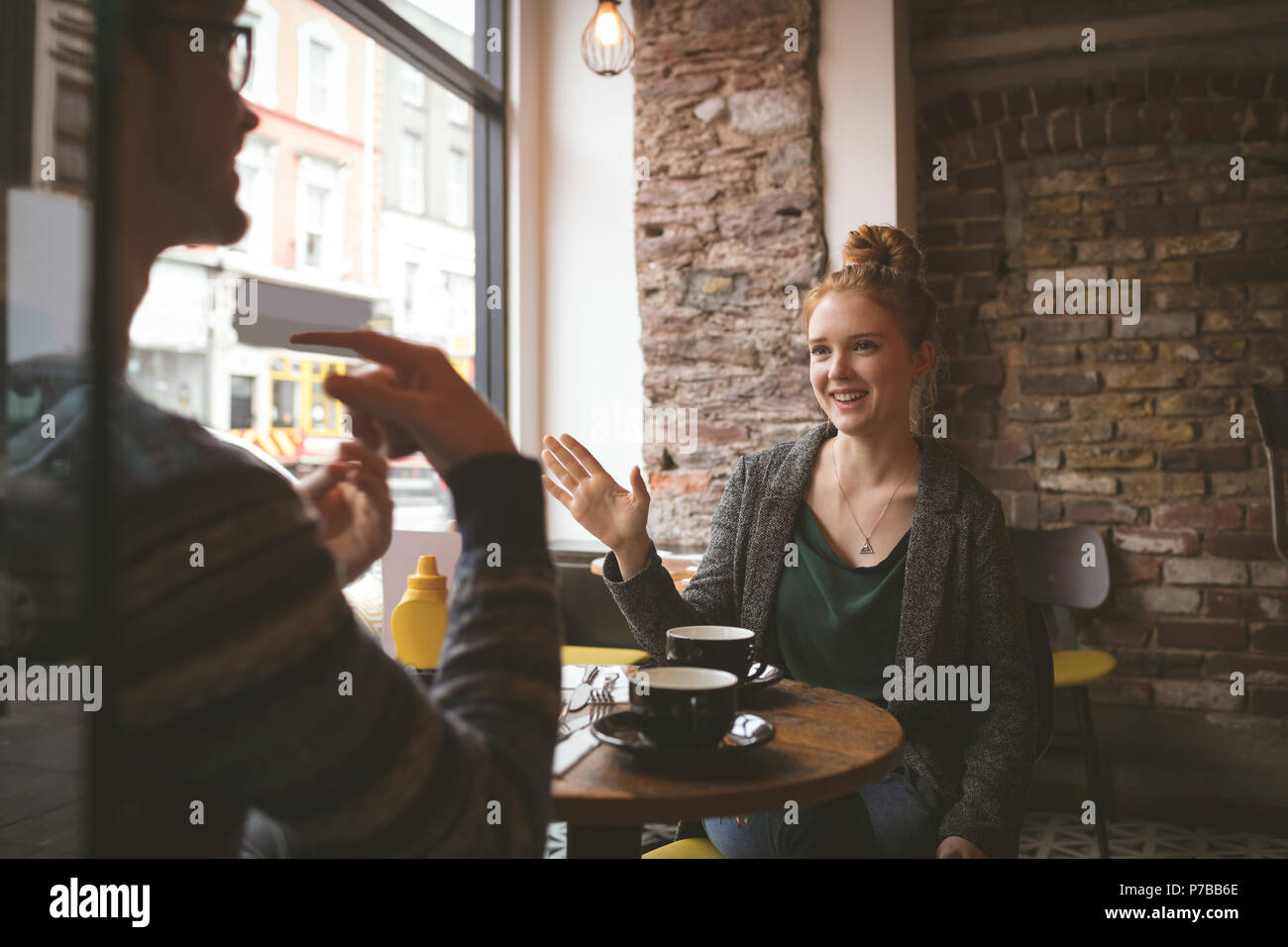 Paar sprechen über den Kaffee im Cafe Stockfoto