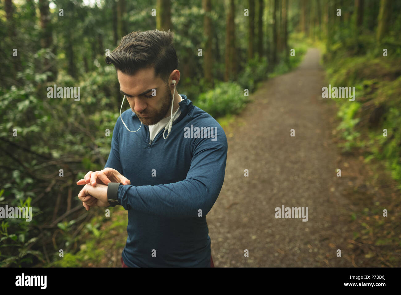 Schöner Mann gleichzeitig auf smartwatch Stockfoto