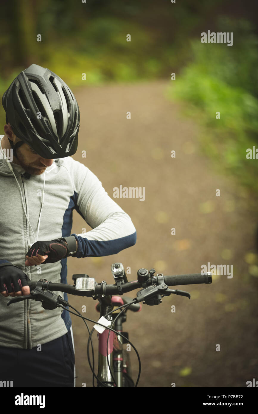 Radfahrer Kontrolle Zeit auf smartwatch Stockfoto