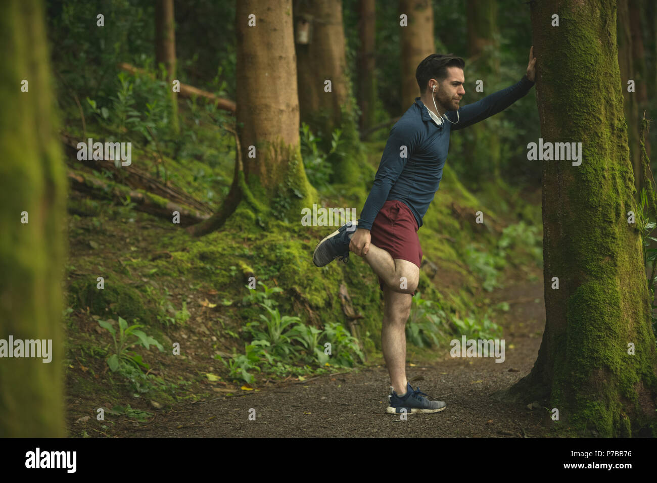 Passen Mann zu tun stretching Übung Stockfoto