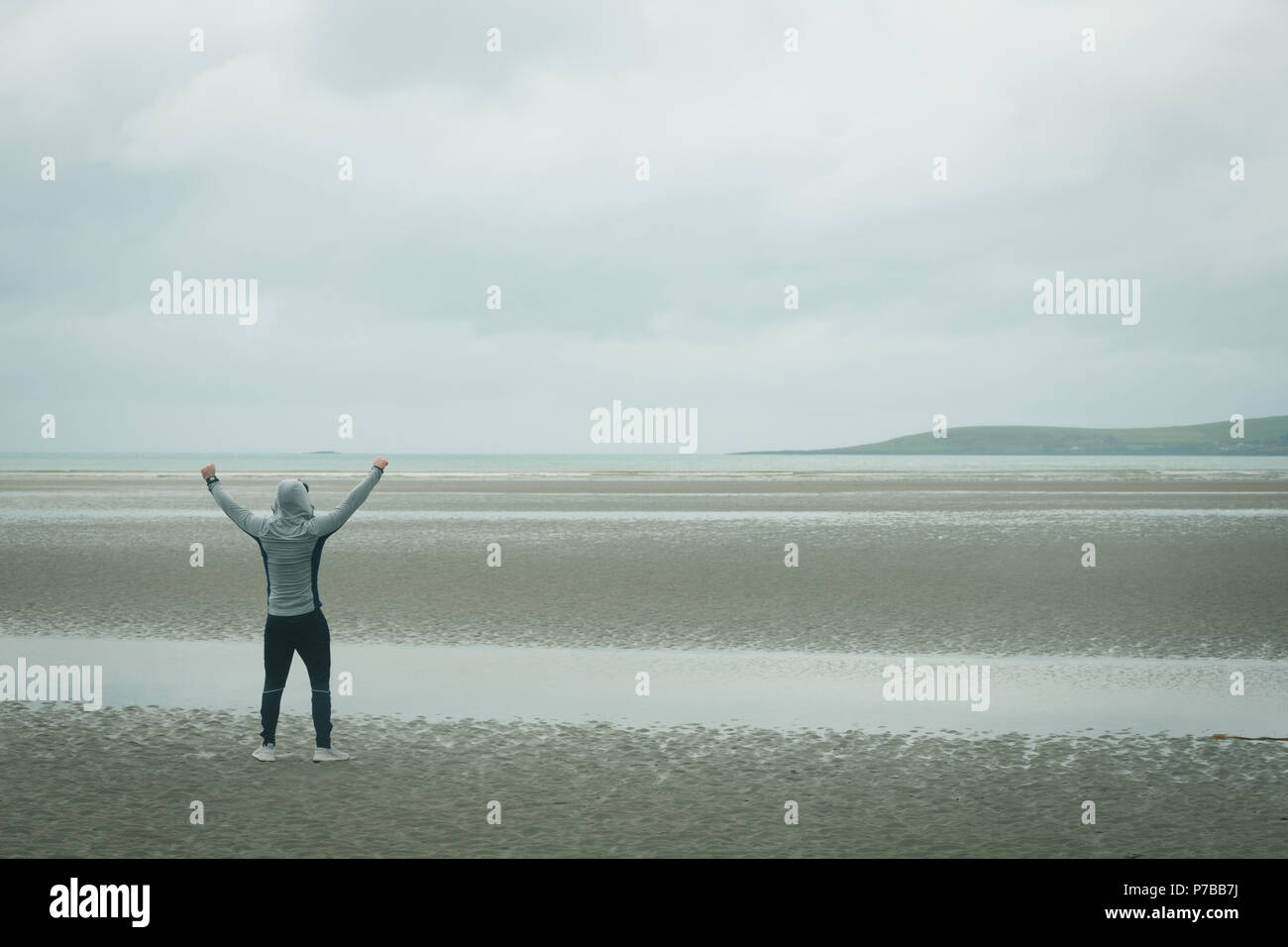 Seliger Mann stand am Strand Stockfoto