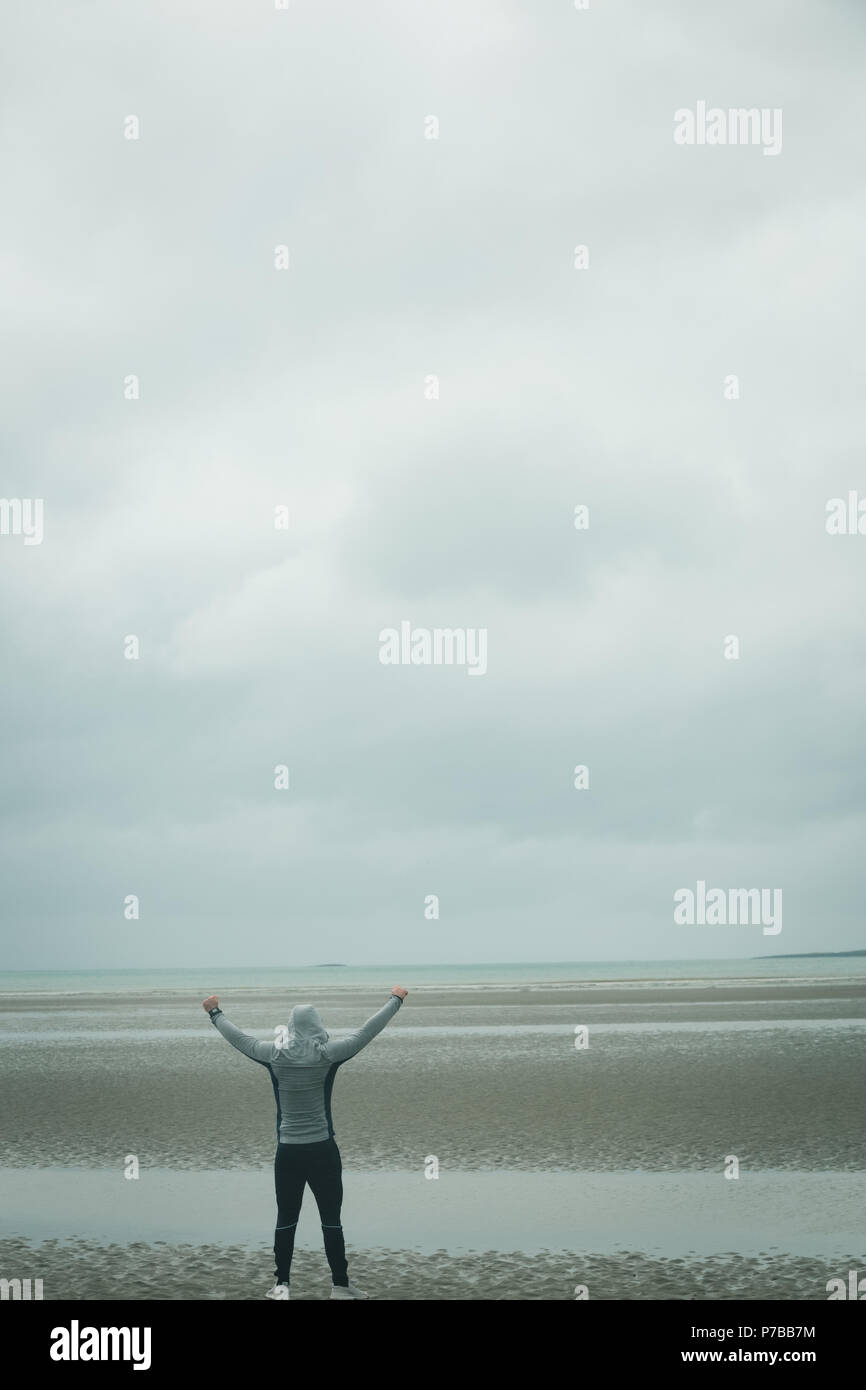 Seliger Mann stand am Strand Stockfoto