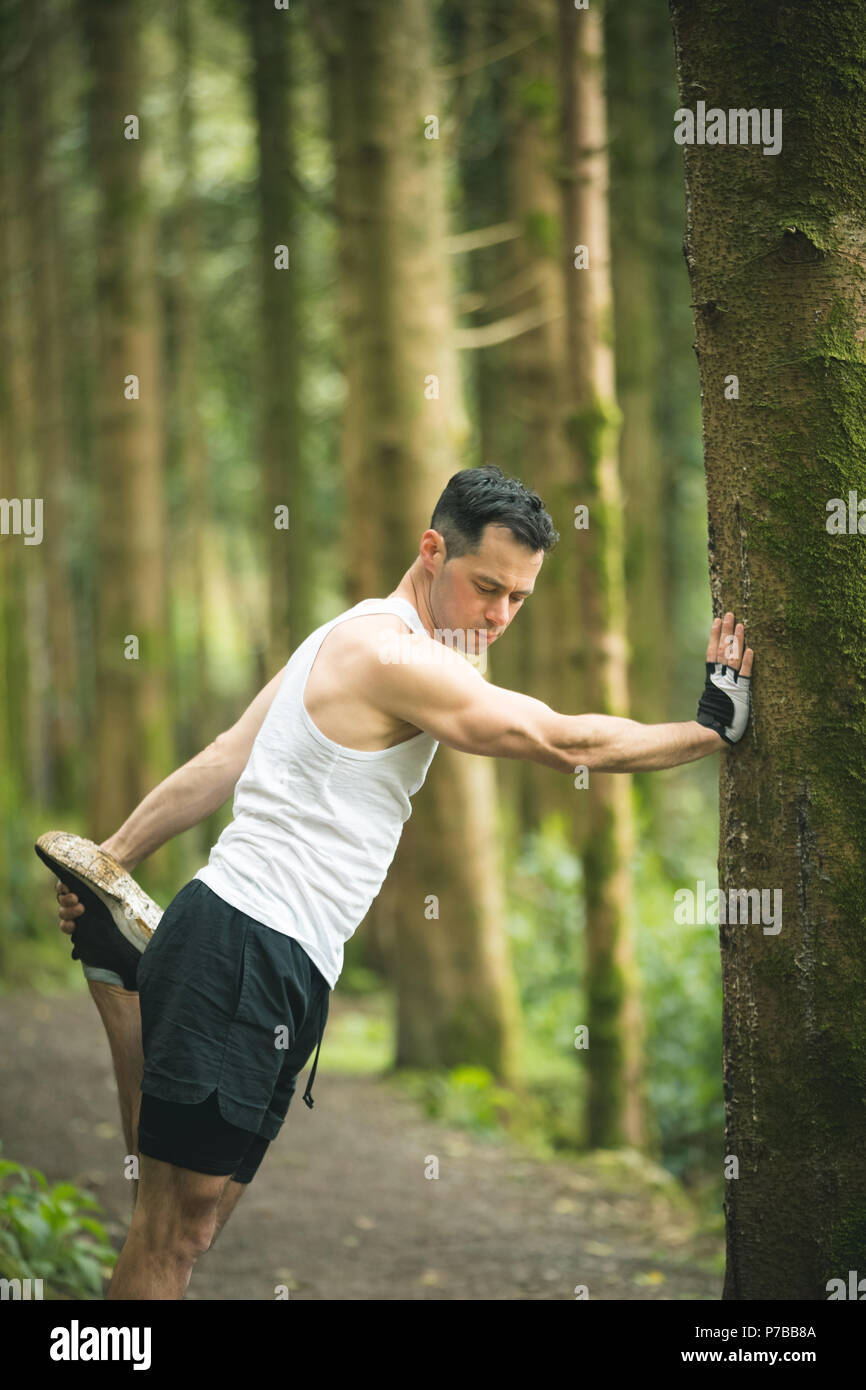 Passen Mann zu tun stretching Übung Stockfoto