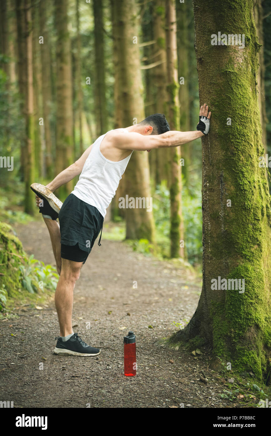 Passen Mann zu tun stretching Übung Stockfoto