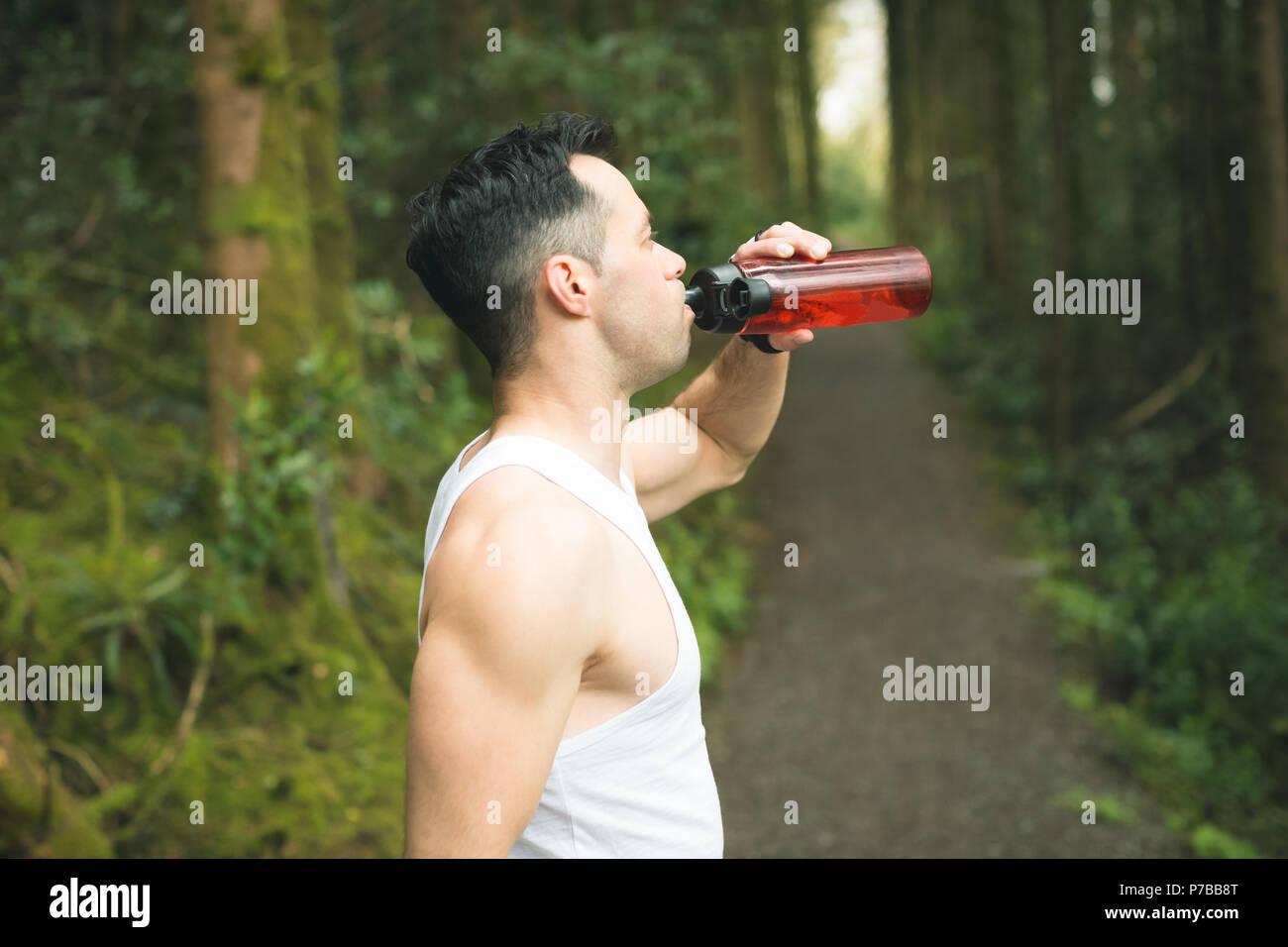 Passen mann Trinkwasser nach dem Workout Stockfoto