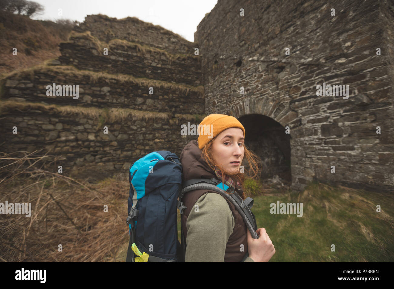 Schöne weibliche Wanderer mit Rucksack an Kamera suchen Stockfoto