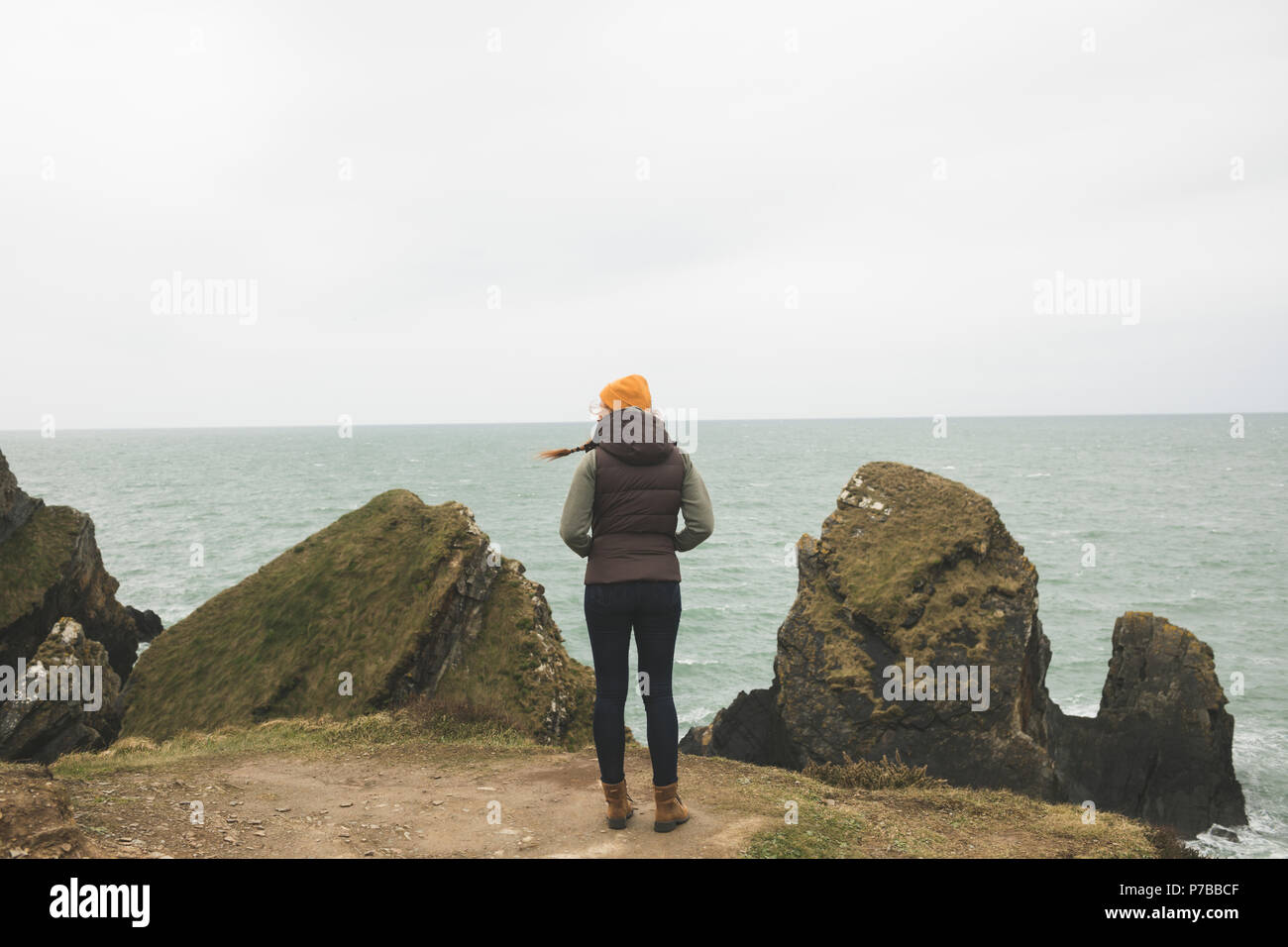 Weibliche Wanderer am schönen Meer Stockfoto