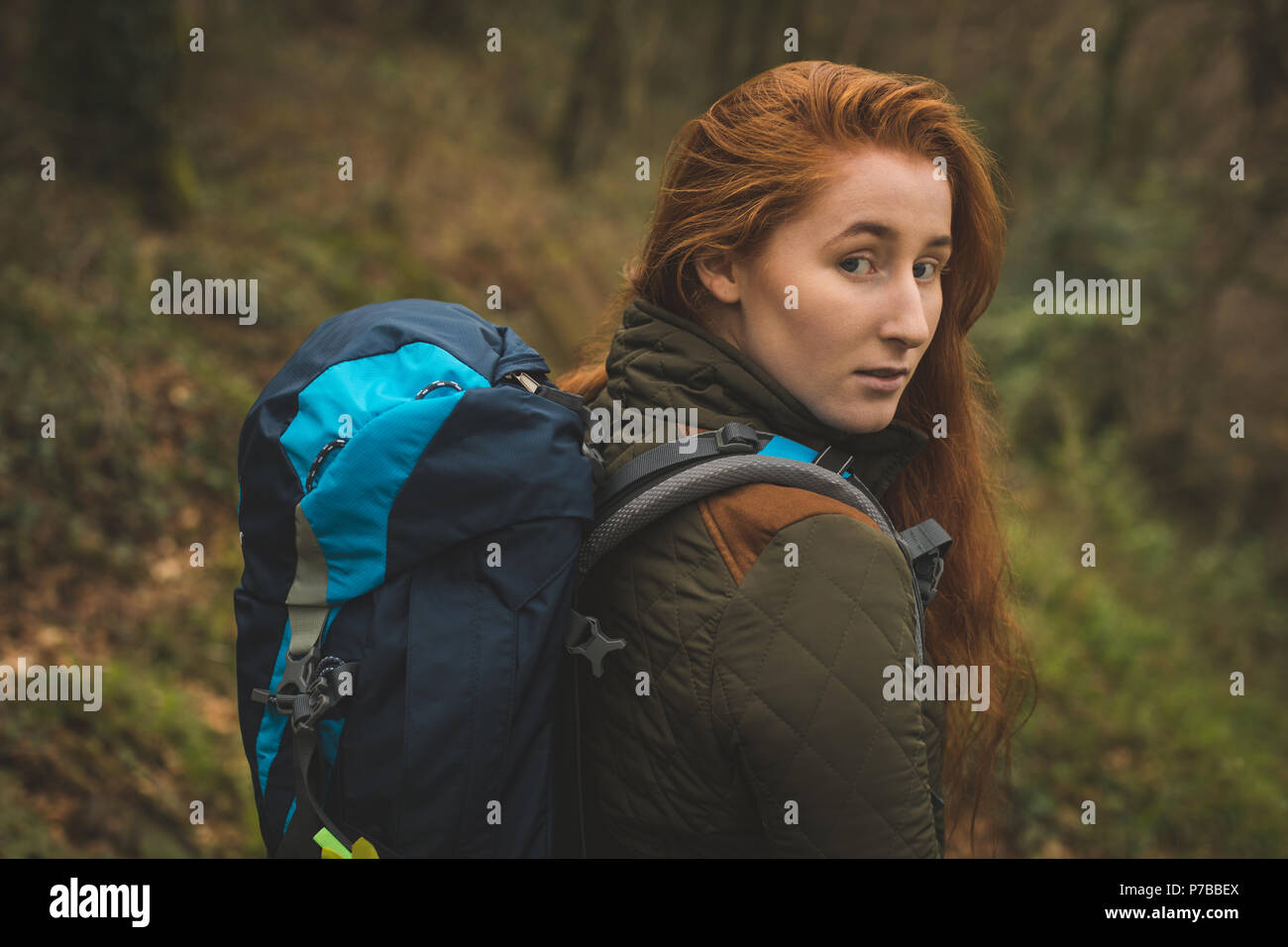 Schöne weibliche Wanderer mit Rucksack schauen in die Kamera Stockfoto