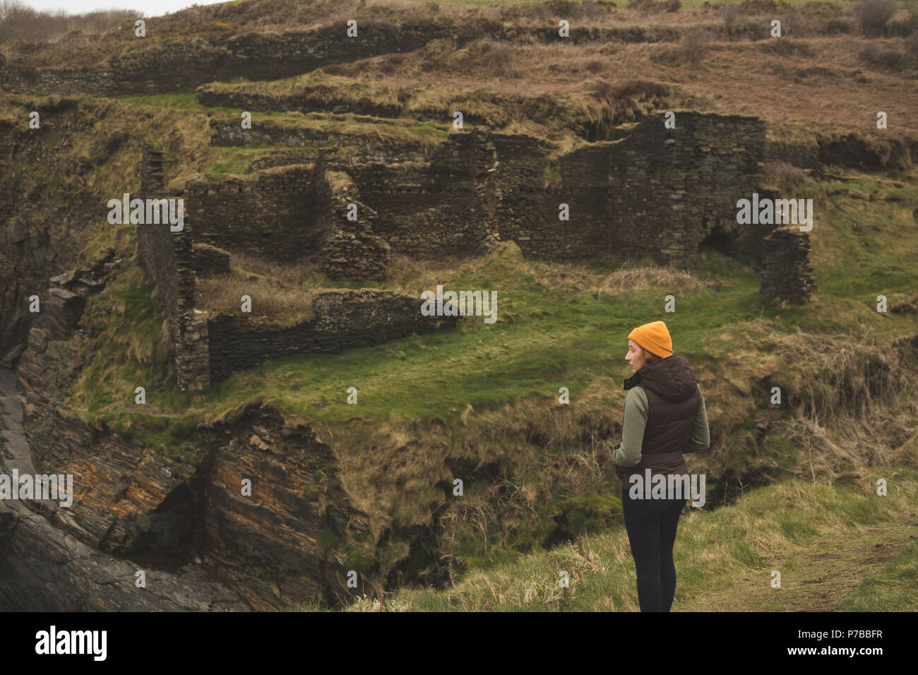 Weibliche Wanderer auf bergigen Landschaft Stockfoto