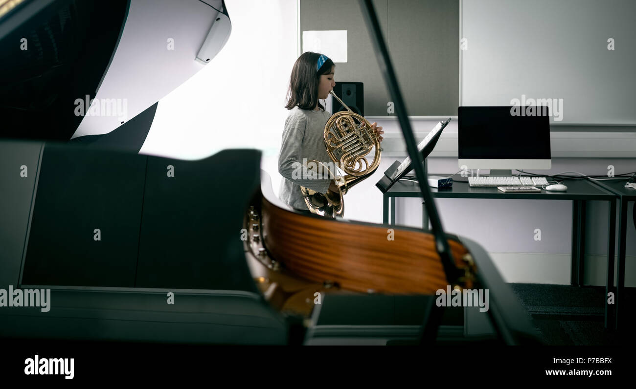 Schülerin spielt Horn in der Musik Schule Stockfoto