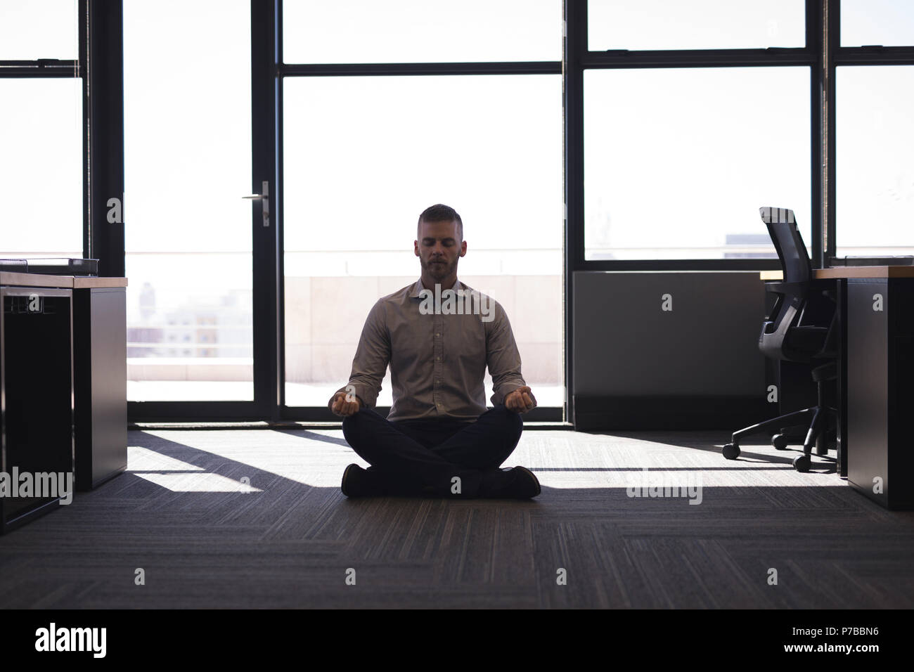 Geschäftsmann durchführen Yoga Stockfoto