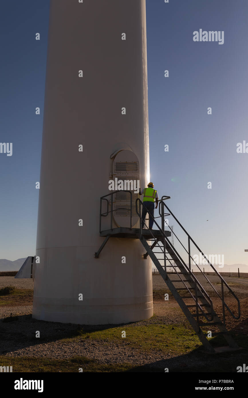 Ingenieur Öffnen der Eingangstür Wind Mill Stockfoto