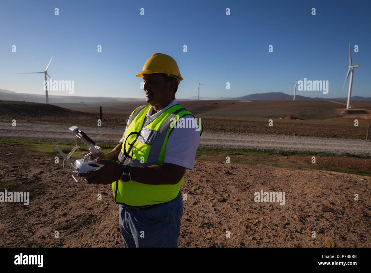Ingenieur Betrieb einer drone Controller Stockfoto