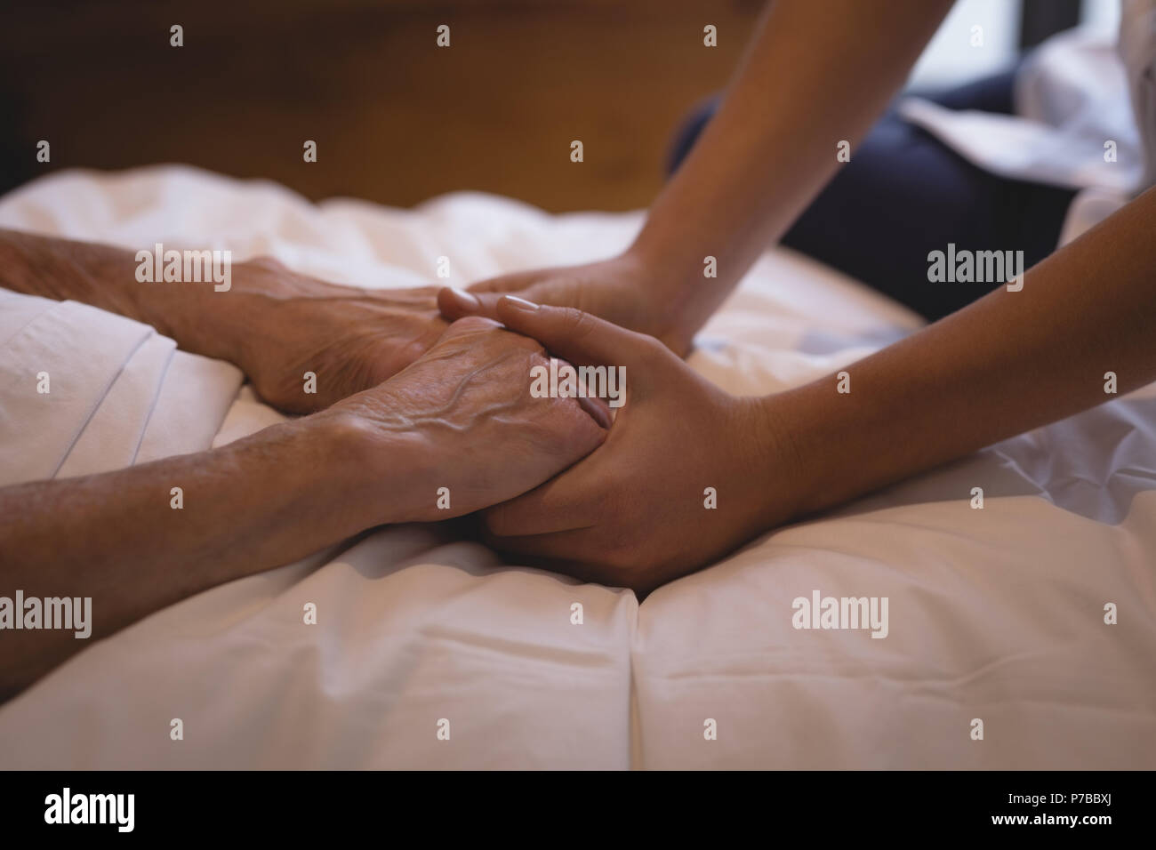 Physiotherapeut die Hand eines älteren Frau Stockfoto