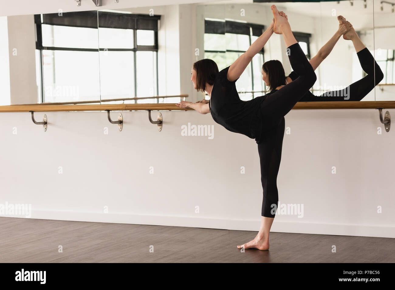 Junge Frau üben leg stretching Stockfoto