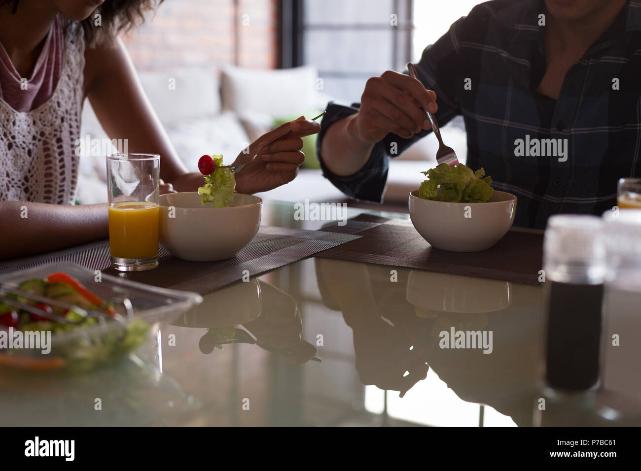 Paar Frühstück am Esstisch zu Hause Stockfoto