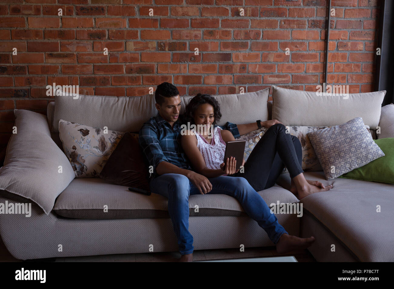 Paar mit digital-Tablette im Wohnzimmer Stockfoto