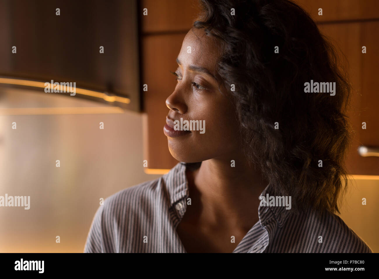 Frau zu Hause entspannen Stockfoto