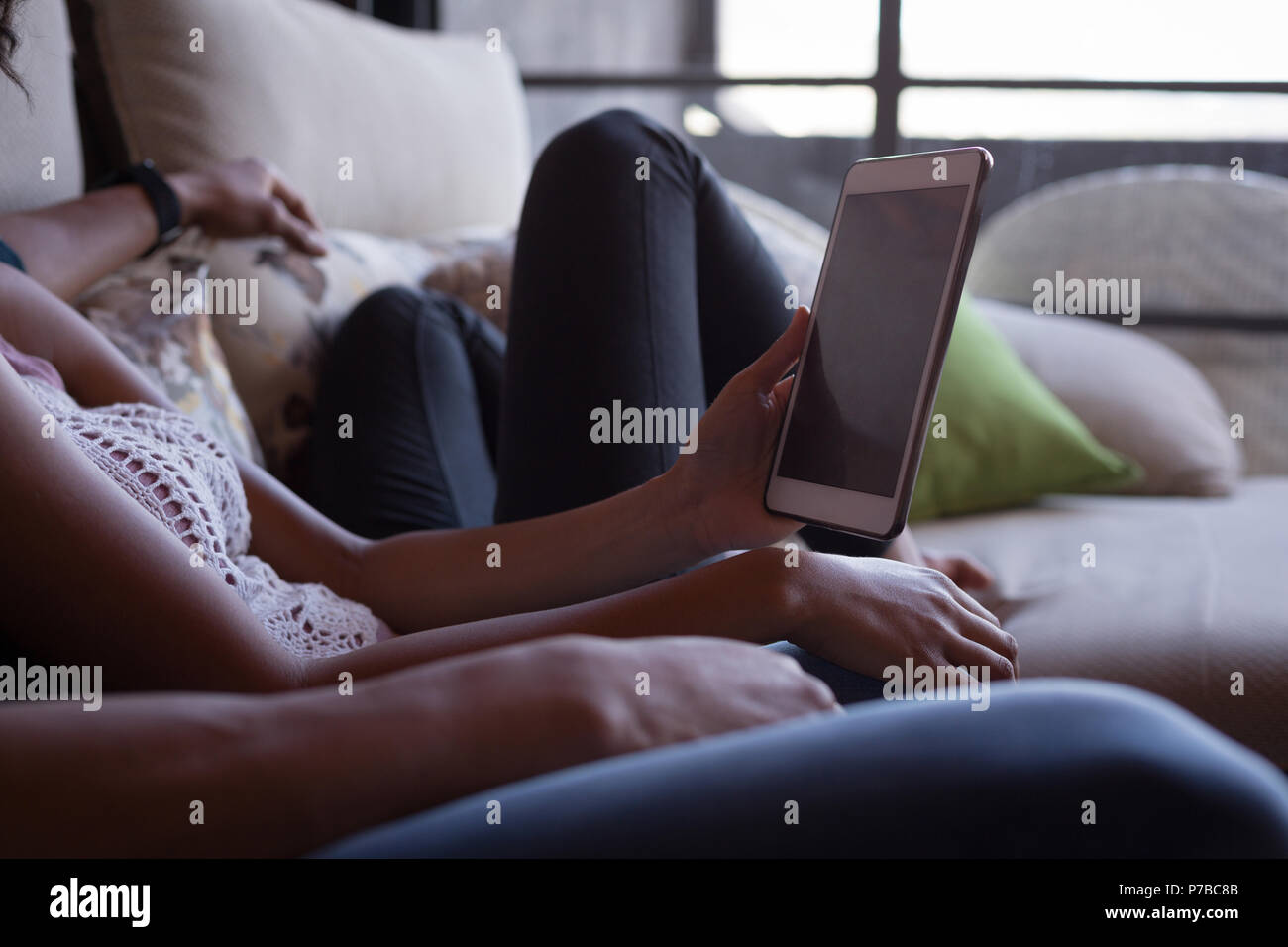 Paar mit digitalen Tablette im Wohnzimmer zu Hause Stockfoto