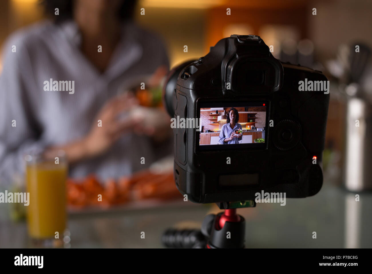 Vlogger Dreharbeiten essen Video in der Küche Stockfoto