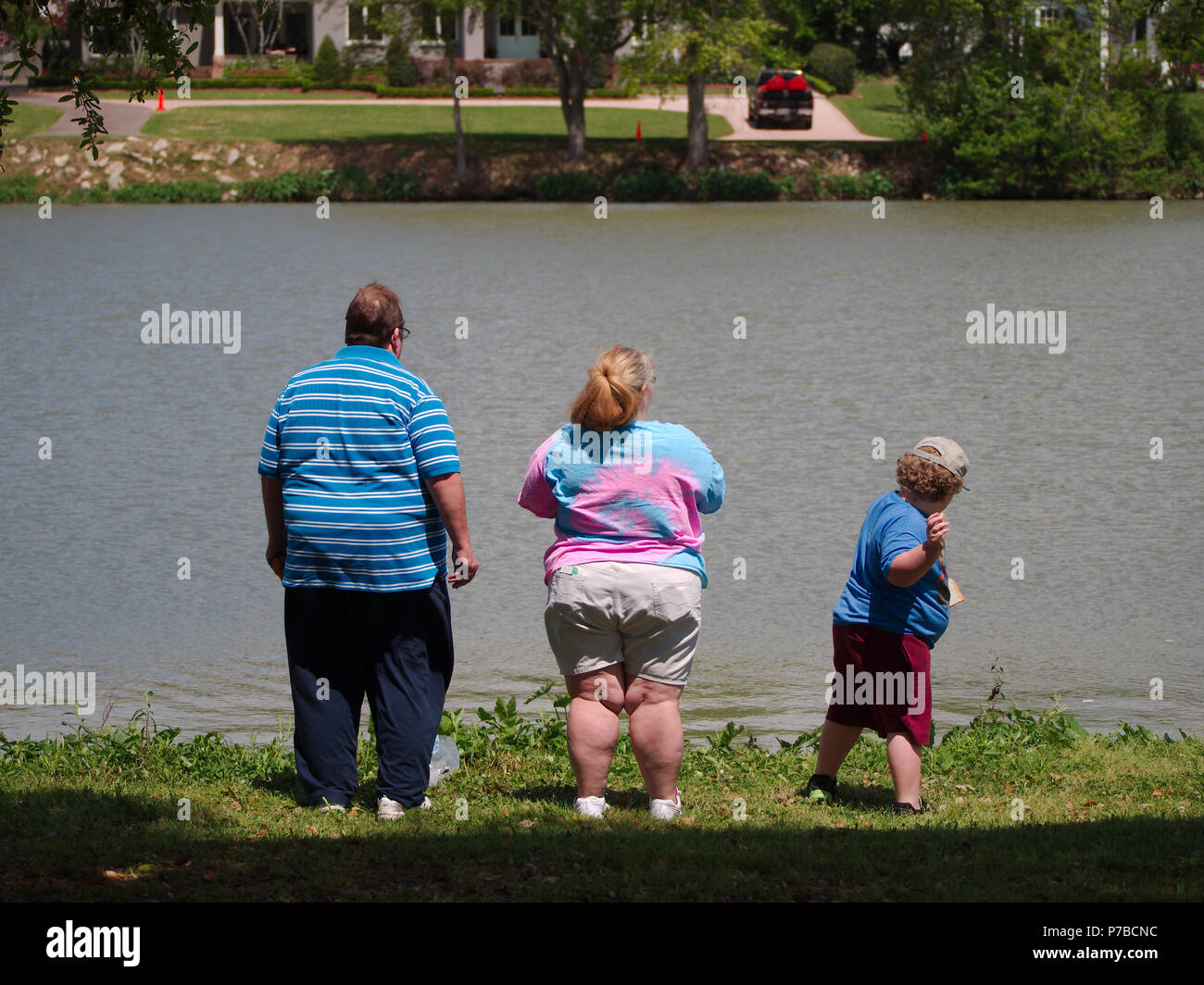 Baton Rouge, Louisiana, USA - 2018: Mutter, Vater und Kind verbringen Zeit in einem Park an einem Sonntag Nachmittag. Stockfoto